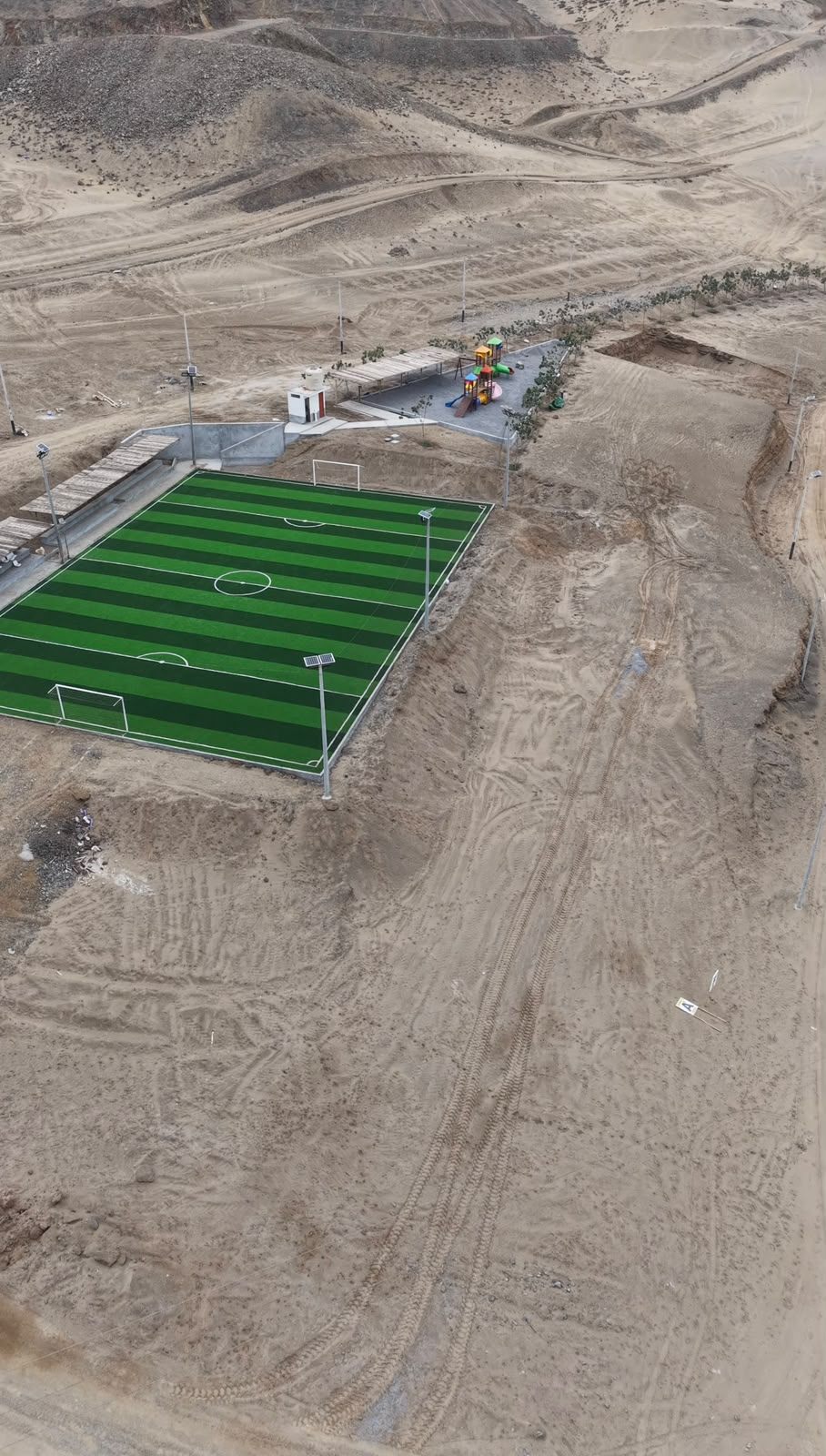 Cancha de fútbol de grass sintético vista desde un dron