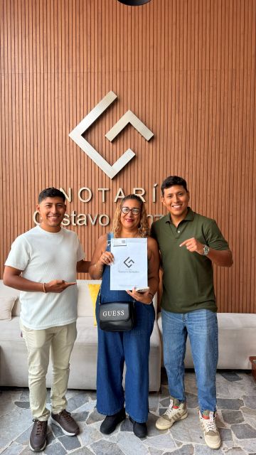 Propietaria con su carpeta de la notaría y dos asesores