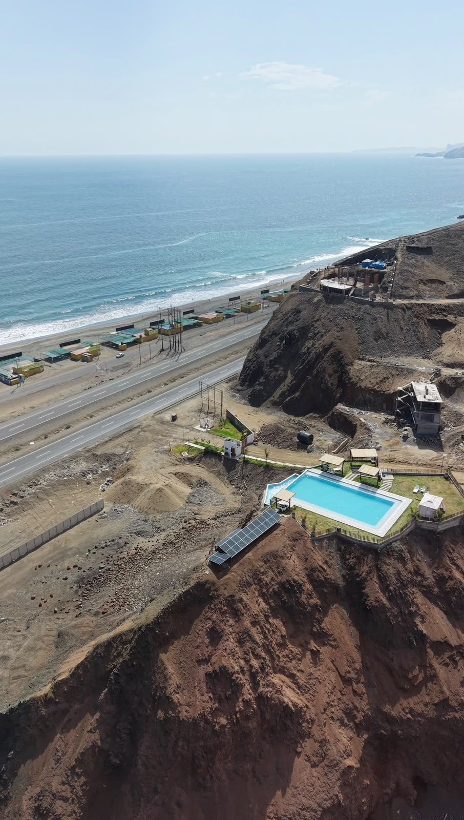 Piscina del condominio sobre el cerro, frente a la Panamericana y el mar