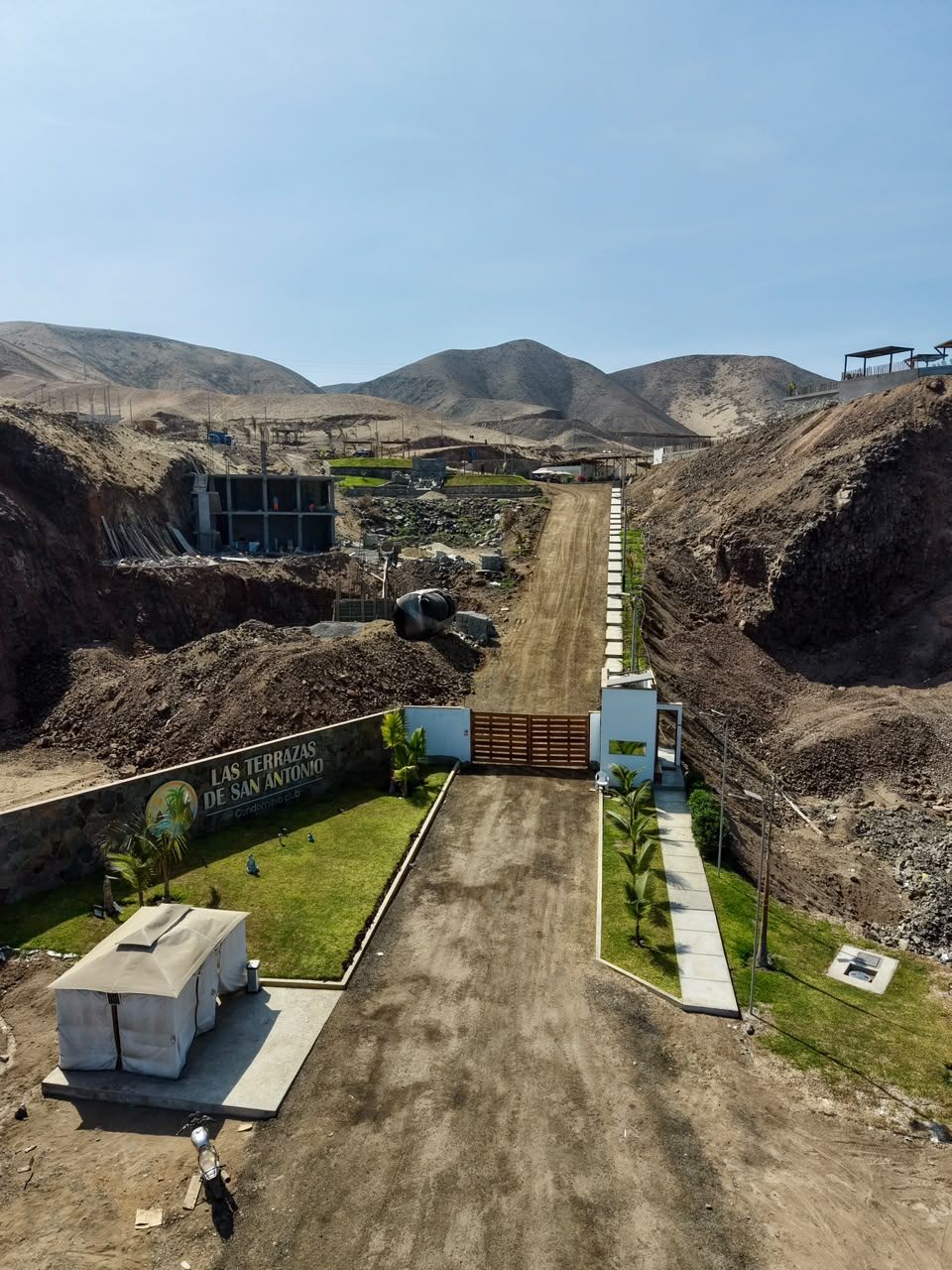 Pórtico de ingreso y vía de acceso del condominio